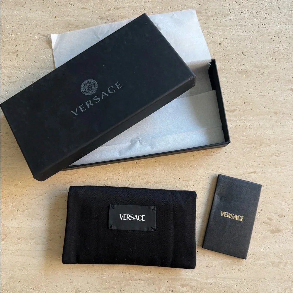 NWT VERSACE Black Quilted Leather Card Holder with Zipper